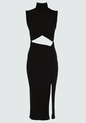 Robe noire sans manches avec un col montant, une découpe à la taille, des détails froncés et une fente haute sur la cuisse côté gauche.