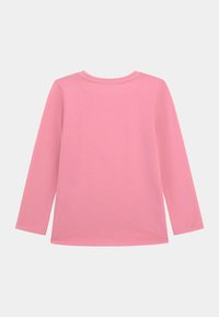 Pitkähihaista paitaa, joka on valmistettu yksivärisestä pinkistä puuvillasta. Paita on pyöreäkauluksinen ja sen muotoilu on yksinkertainen. Kangas vaikuttaa pehmeältä ja sileältä.
