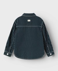 Camisa de botones a rayas en azul marino, con cuello, mangas largas y una etiqueta blanca en la parte superior de la espalda. Material mezcla de algodón.