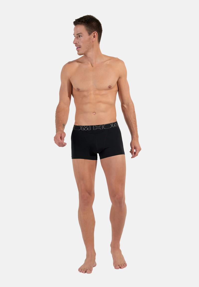Boxer da uomo neri a vestibilità aderente, con una morbida fascia elastica in vita sulla quale è visibile il nome del marchio. Tessuto liscio.
