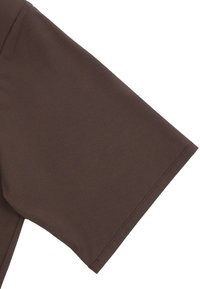 Brązowy krótki rękaw odzieżowy o gładkiej, matowej fakturze i prostych rękawach z czystym szwem wzdłuż krawędzi.