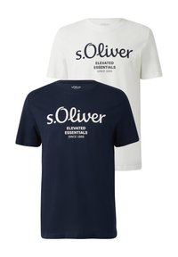 Set van twee T-shirts in wit en marineblauw. Gemaakt van katoen, met korte mouwen, ronde hals en "s.Oliver Elevated Essentials" print.