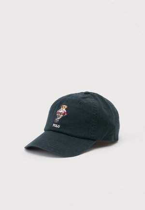 Casquette de baseball noire avec un ours brodé portant des lunettes de soleil et des vêtements décontractés, avec le texte "POLO" sous l'ours sur le panneau avant.