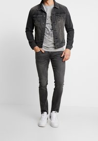 Pier One Triko s potiskem - mottled grey