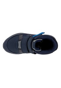 Marinblå hög sneakers med två kardborreband, meshinredning och en blå dragflik på tungan, sedd uppifrån.