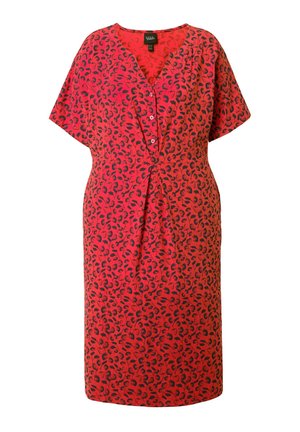 Abito rosso al ginocchio con maniche corte, motivo astratto nero, scollo a V e dettaglio con bottoni in vita sul davanti.