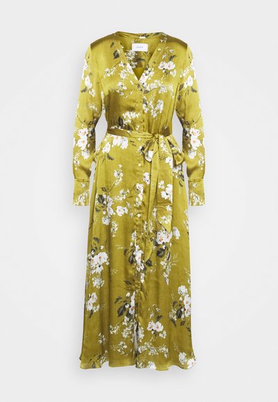 Vestido floral em satin, com decote em v, mangas longas e um laço na cintura. Predominantemente verde-azeitona, com padrões florais brancos e castanhos.