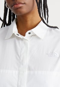 The North Face HIGH LOW - Pogājama blūze - white