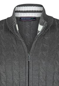 Hallgray zip-up sviiter, millel on kabelist kudumise muster. Omab valge ja halli triibulist krae. Sildil on kirjas "FELIX HARDY," suurus keskmine.
