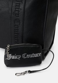 Juodas odinis tote krepšys su tekstūruota paviršiumi ir reljefiniu "Juicy Couture" logotipu. Yra mažesnė užtrauktuko kišenė su sidabro spalvos detalėmis.