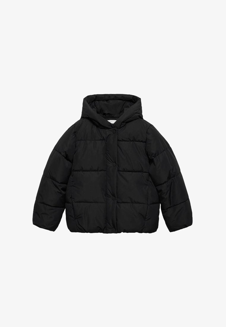 Črna puffer jakna z kapuco, zapiranjem na gumbe in prešito zasnovo s podloženimi sekcijami. Narejena iz gladkega, lahkega materiala.