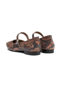 Pantofi Mary Jane cu imprimeu de șarpe în nuanțe de maro și negru, cu vârful rotund și o curea subțire la gleznă. Toc plat și suprafață texturată.