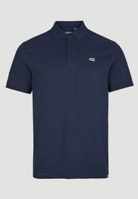 Polo bleu marine à manches courtes avec trois boutons et petit logo blanc sur la poitrine gauche.