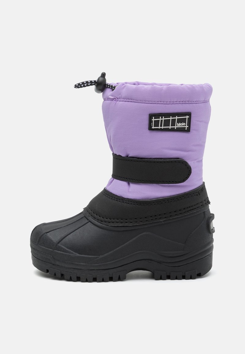 Botte de neige isolée violette avec une semelle en caoutchouc noir, tige rembourrée, cordon de serrage réglable et bande Velcro pour un ajustement sécurisé.