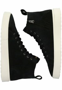 Černé semišové vysoké tenisky s bílými gumovými podrážkami, vybavené kovovými očka, bočním zipem a texturovaným černým logem na straně.