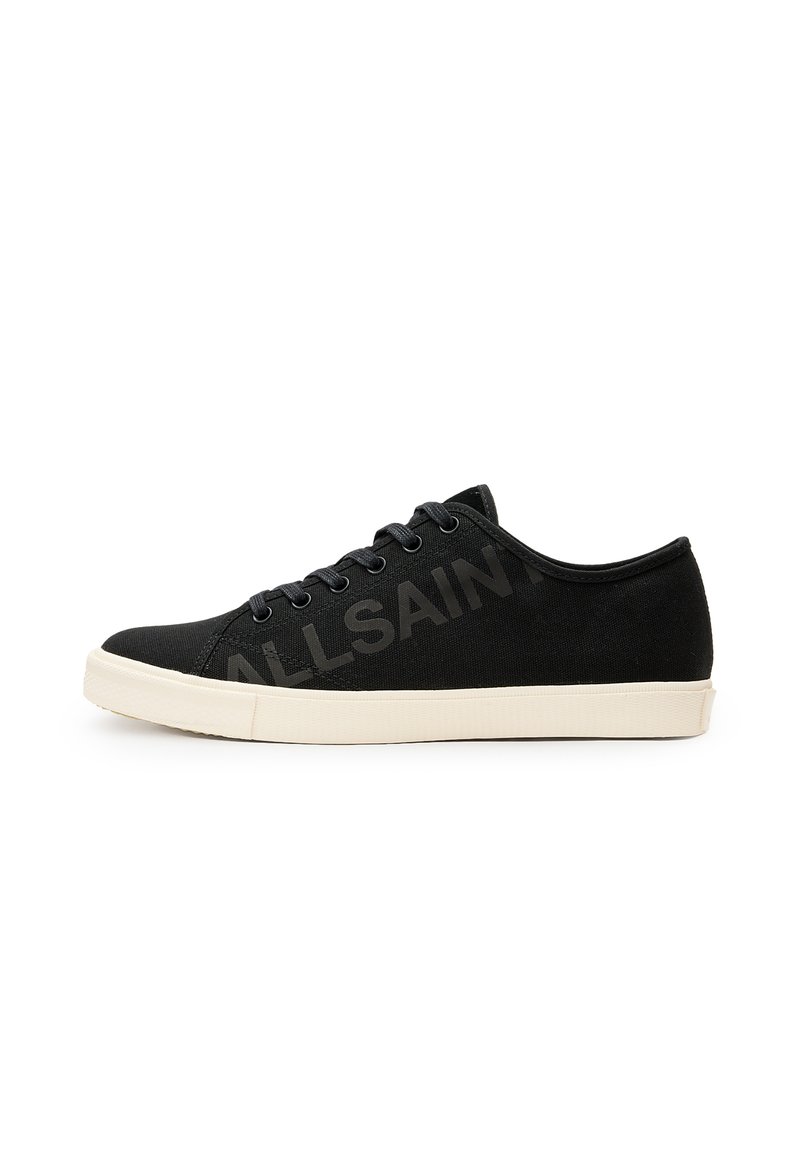 Sneakers neri in tela con suola in gomma color crema, dotati di occhielli e lacci neri, e un logo discreto stampato sul lato.