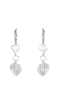 Silverörhängen som har tre sammanlänkade hjärtformer: ett solitt, ett med vågiga linjer och ett annat med randig design.