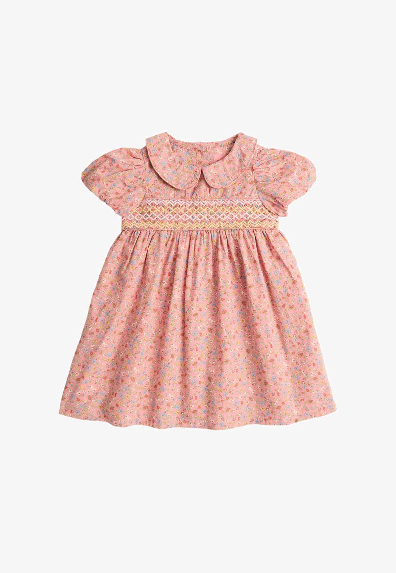 Robe bébé rose avec manches bouffantes, motif floral, col Claudine, et détails de taille smockée en jaune et blanc.