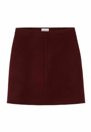 Mini-jupe bordeaux en tissu texturé, avec une taille lisse et un design simple et doublé, sans fermetures ni embellissements visibles.