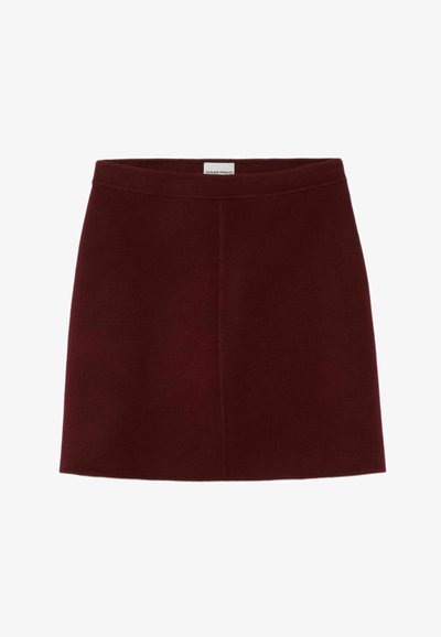 Mini falda burdeos en una tela texturizada, con una cinturilla suave y un diseño sencillo forrado sin cierres o adornos visibles.