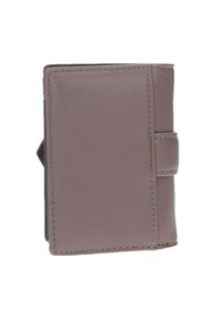 Cartera de cuero morado con superficie texturizada, diseño de doble pliegue y cierre de pestaña. Cuenta con bordes cosidos y forma compacta.