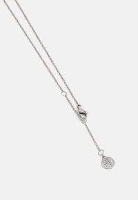 Zilveren ketting met een kreeftsluitingen, gegraveerde ronde hanger en een eenvoudig, strak ontwerp. Ideaal voor het combineren met andere kettingen.