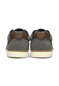 Grijze suède schoenen met bruine leren accenten, witte rubberen zolen en een gestructureerd oppervlak. Heeft ronde hakken en een eenvoudig, strak ontwerp.