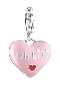 Pendentif rose en forme de cœur avec l'inscription « Oh la la » en blanc, décoré de petits cœurs blancs et d'un accent de cœur rouge. Quincaillerie argentée.