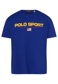 Modré bavlněné tričko s kulatým výstřihem, na kterém je žlutý nápis "POLO SPORT" a červený nápis "RALPH LAUREN", plus malá grafika americké vlajky.