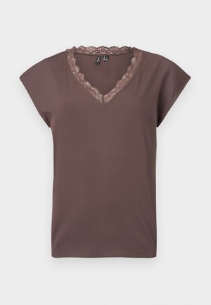 Camiseta marrón de cuello en V con mangas cortas tipo capa. Presenta un borde de encaje a lo largo del escote. Hecha de un tejido suave y liso.