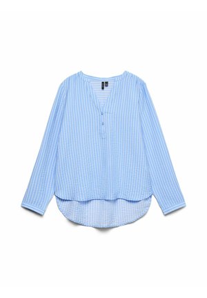 Blouse bleu clair à manches longues avec des rayures blanches verticales, col en V avec deux boutons, et un ourlet incurvé plus long à l'arrière.