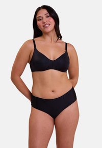 Ensemble bikini noir avec une texture douce et lisse, soutien-gorge à armatures avec bretelles ajustables et bas taille haute avec un ourlet contrastant.