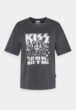 Tmavě šedé tričko s bílou grafikou kapely KISS a textem "Let Me Go, Rock 'N' Roll" obklopeným hvězdami.