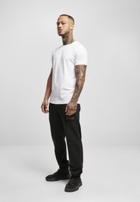 Urban Classics FITTED STRECH TEE - Jednoduché tričko - white
