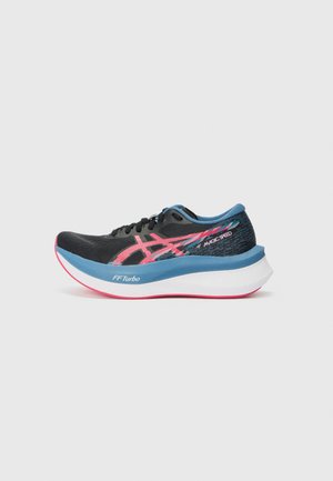 Sapatilha de corrida preta com parte superior em malha respirável, detalhes em rosa e azul, um entressola branca espessa e sola de borracha, etiquetada como "FF Turbo."