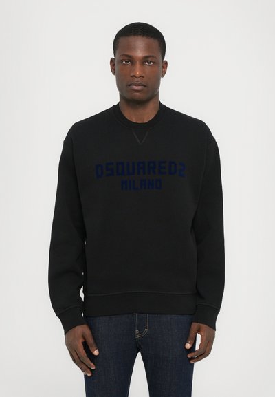 Sweatshirt noir avec un col rond, des poignets côtelés et un logo "DSQUARED2 MILANO" bleu bien en vue sur le devant. Texture lisse.