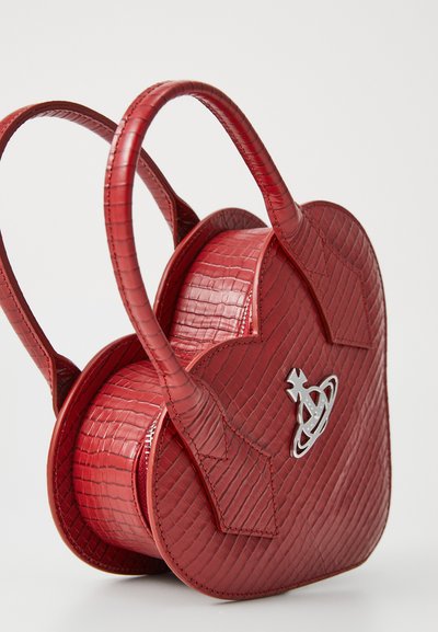 Borsa a tracolla rossa in similpelle a forma di cuore, con un motivo crocco texturizzato, doppi manici e un accento del logo argentato sulla parte anteriore.
