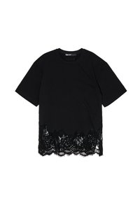 Mustan värvi lühikeste varrukatega T-särk, millel on kaarjas mustast pitsist äär, mis kontrasteerib ülal oleva ühtlase kangaga.