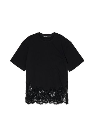 Czarna koszulka z krótkim rękawem, z koronkowym dołem o falbaniastym kształcie, który kontrastuje z gładkim materiałem powyżej.