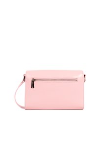 Sac à bandoulière en cuir rose de forme rectangulaire, équipé d'une poche zippée à l'avant, d'une bandoulière ajustable et d'une texture lisse.