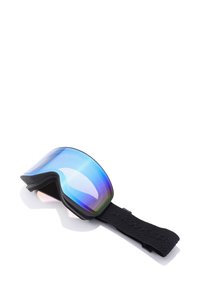 Slidinėjimo akiniai su juodu rėmeliu ir tamsiu dirželiu, kuriuose yra didelis veidrodinis lęšis, pereinantis iš mėlynos į purpurinę spalvą. Matomas tekstūruoto dirželio detalė.