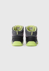 Høye sneakers i grå semsket skinn og svart mesh, med neongrønne såler, rosa detaljer og polstrede krager for komfort.