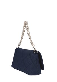 Borsa in tessuto trapuntato blu navy con tracolla a catena argentata e forma arrotondata, con una texture liscia e dettagli di cuciture visibili.