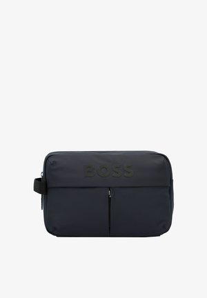 Bolsa mensajera negra de nylon con una textura suave, que cuenta con un bolsillo frontal con cremallera y un logo en relieve en la parte delantera. Incluye una correa ajustable.
