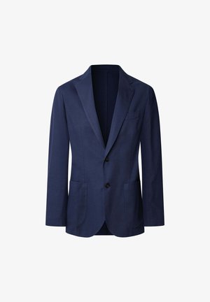 Blazer in cotone blu navy con rever a punte, due tasche frontali e due bottoni. Texture liscia, design su misura e dettagli minimi.