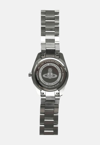 Rozsdamentes acél óra hatszögletű tokkal, fém szíjjal és texturált hátlappal. Gravírozva: "Vivienne Westwood" és "Time Machine."
