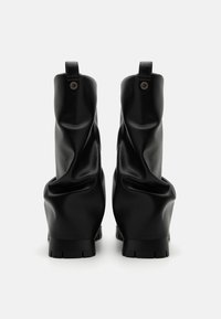 Steve Madden SHUTTER - Plateaulaarzen - black