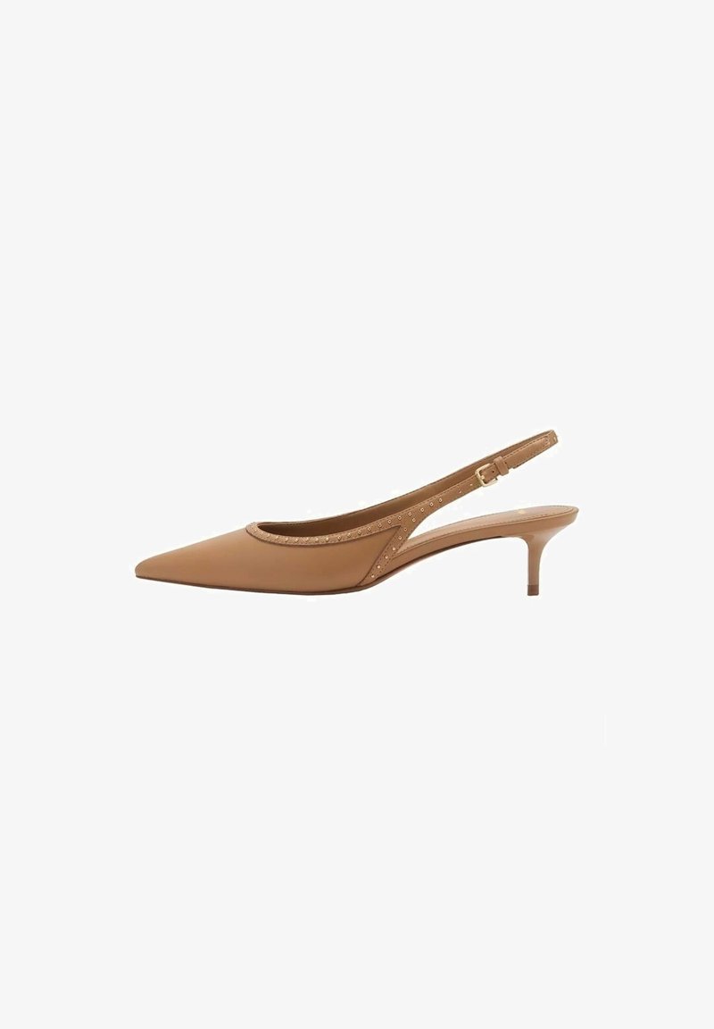Zapatos de tacón tipo slingback en color beige con un diseño de punta afilada, material de cuero suave, tacón bajo y un patrón decorativo perforado a lo largo de los bordes.