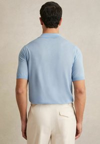 Reiss REGULAR FIT-NELSON PATCH POCKET - Pólóing - mid blue