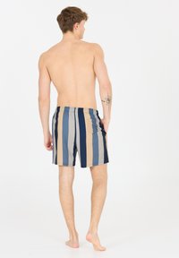 Herren-Badehosen mit vertikalen Streifen in Marineblau, Beige und Hellgrau. Elastischer Bund mit einer einzelnen Gesäßtasche.
